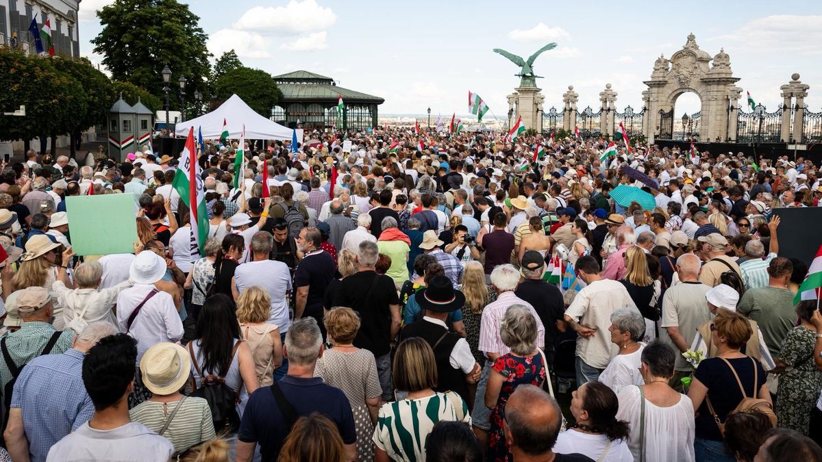 Protest v Budapešti: lidé nadávali Magyarovi a podpořili prezidenta
